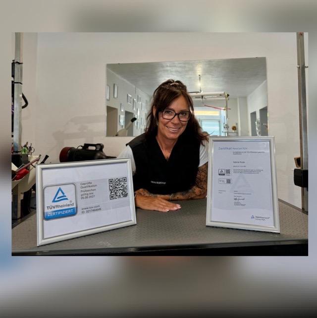 Hundefriseurin bei der Arbeit